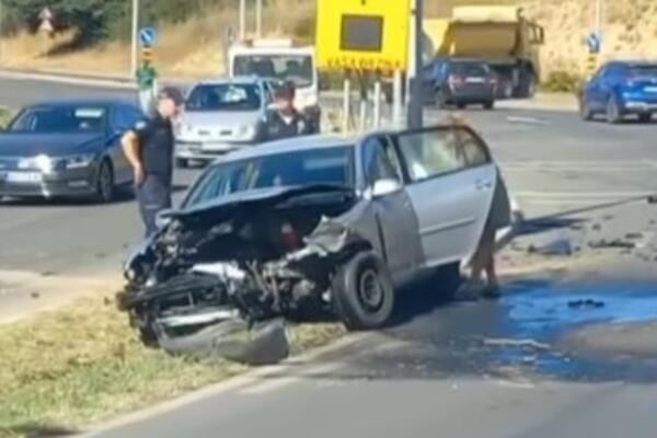 Delovi automobila rasuti po putu, drugo vozilo odletelo: Žestok sudar u Novom Sadu - policija na terenu (VIDEO)