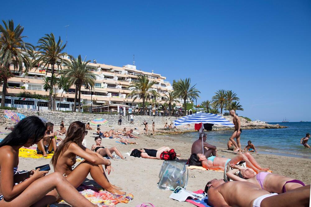 Kako Balkanci štite stvari od lopova na plaži? Urnebesan snimak bacio region u trans - ovo je tako istina! (VIDEO)