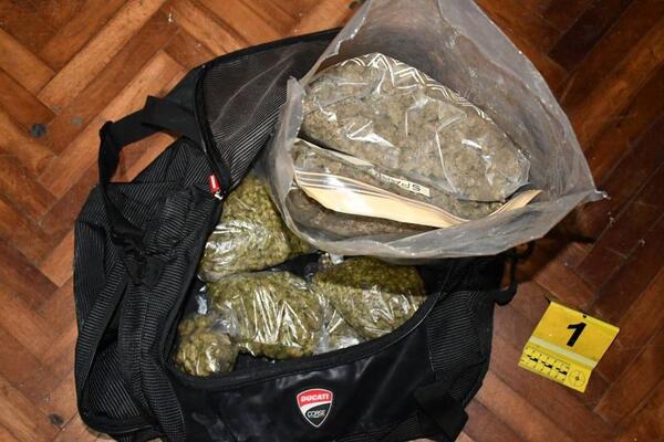 Uhapšen narko diler u Beogradu: Kod njega pronađeni hašiš, marihuana, MDMA i oružje (FOTO)