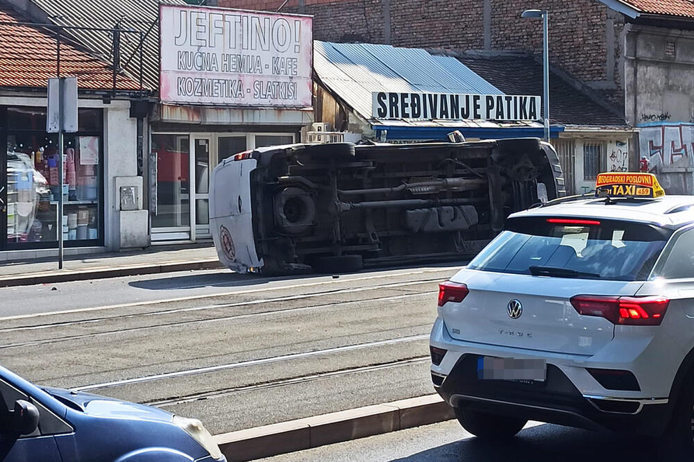 Prevrnuo se kombi kod Đeram pijace: Saobraćaj u zastoju (FOTO)