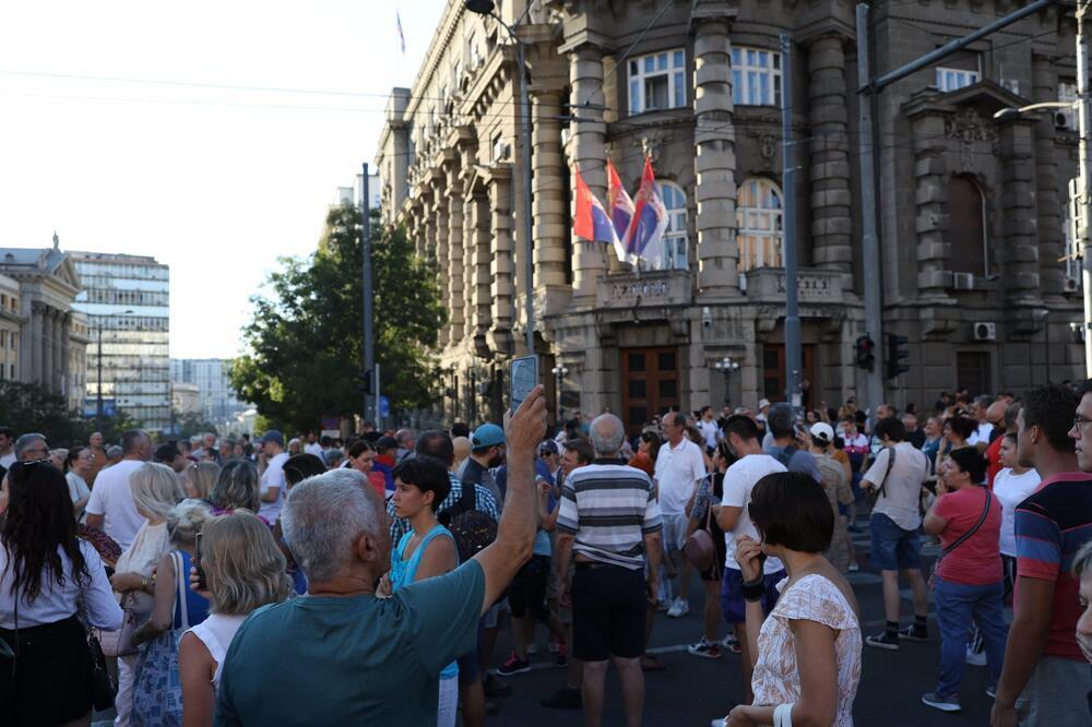 Protest ispred zgrade Vlade: Blokiran saobraćaj na raskrsnici Kneza Miloša i Nemanjine ulice