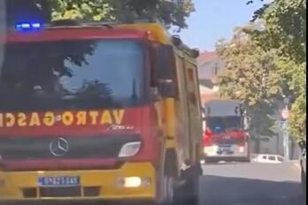 Gori prizemlje zgrade na Karaburmi! Vatrogasci na terenu (VIDEO)