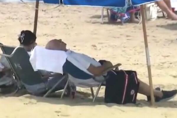 "Ručao, malo cugnuo i sad dremka": Gore mreže zbog snimka Bajdena na plaži, pazite samo ovo! (VIDEO)