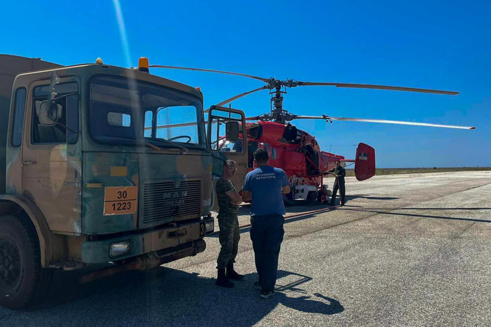 Svaka čast! Helikopterska jedinica MUP-a gasi požare u Grčkoj, za dva i po sata izbacili preko 30 tona vode!