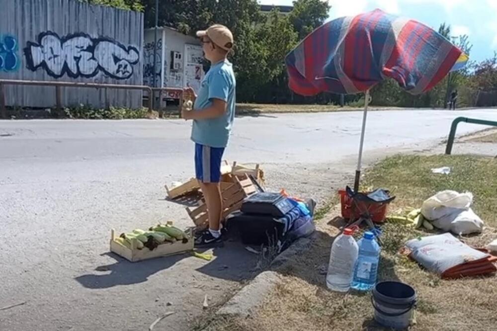 Ima 12 godina i svu muku ovog sveta na svojim ramenima: Majka i otac su mu teško bolesni, a on ovo radi da prežive!