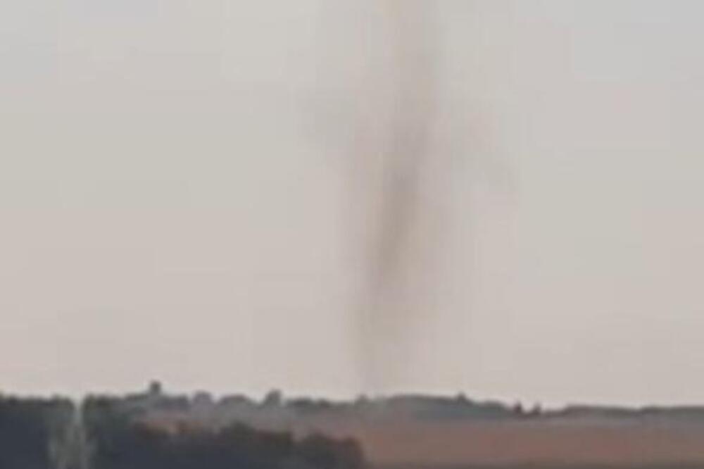 "Pijavica" usnimljena u Subotici: Diže sve sa zemlje, izgleda kao da je tornado (VIDEO)