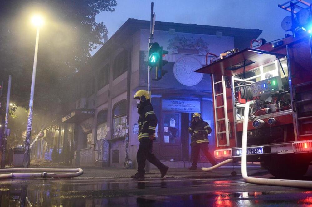 Buktinja zahvatila i druge objekte: Gori restoran u Bulevaru kralja Aleksandra, jezive fotografije sa mesta požara