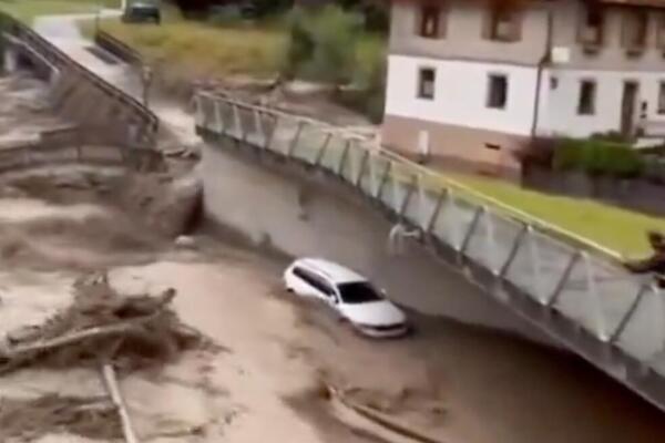 Uključeni alarmi za poplave, situacija nikako nije dobra! Voda progutala prve kuće!