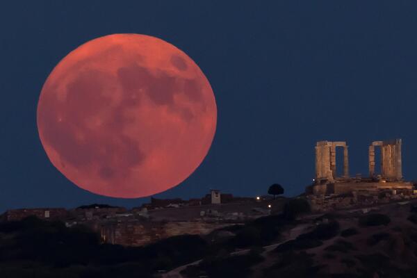 Pocrveneo "plavi mesec": Čudna pojava na nebu, a evo kako je do nje došlo (FOTO)