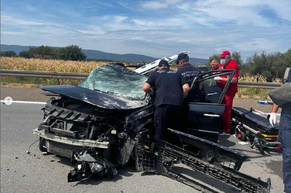 Dvoje putnika ostalo zarobljeno posle nesreće kod Jagodine: Vatrogasci bez trunke oklevanja pritekli u pomoć (FOTO)