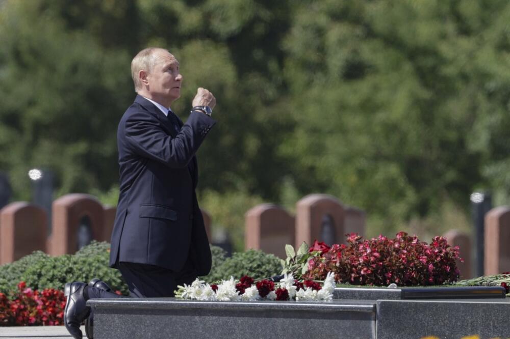 Putin se prekrstio, pa klekao! Rus po prvi put snimljen na kolenima, cela planeta gleda i ne trepće! (FOTO/VIDEO)