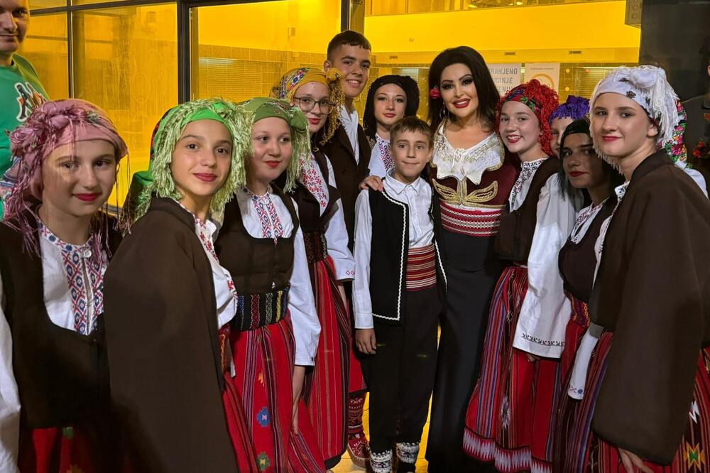 Au, šta je ova žena doživela! Čuvari tradicije sa celog Balkana krunisali Draganu Mirković, pogledajte samo krunu