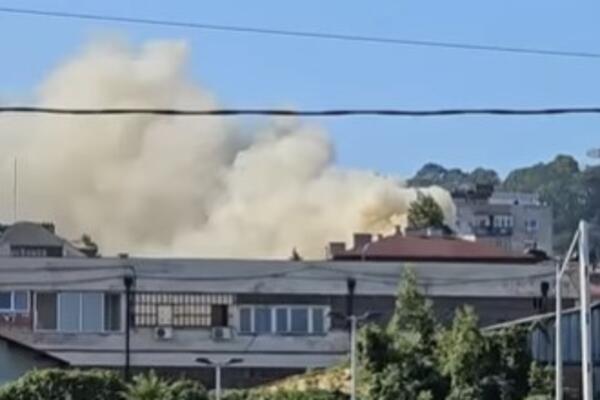 Požar na Karaburmi: Gori krov zgrade, 33 vatrogasaca učestvuje u gašenju! (VIDEO)