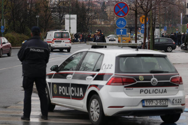 Žena spakovala osmoro dece u auto pa krenula preko granice BiH: Odmah joj stavljene lisice na ruke