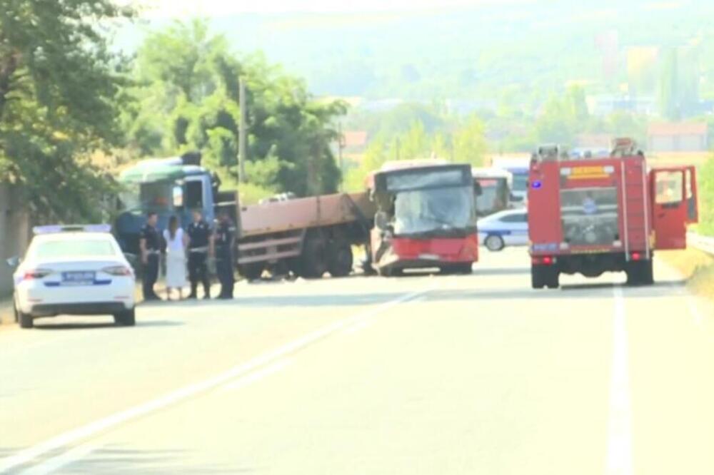 Krv po putu, od autobusa ostala samo olupina: Uznemirujuće slike teške nesreće kod Beograda (FOTO)