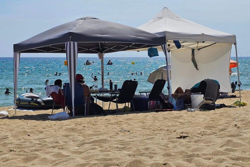 Grci gori od "paradajz turista", pazite samo šta su poneli na plažu: Srpkinja ih uslikala, zapalile se mreže (FOTO)