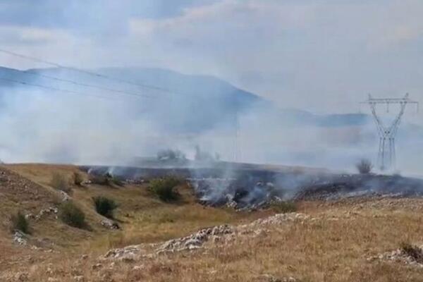 Zapalio vatru pored kuće, pa izazvao strašan požar: Vatrena stihija guta sve pred sobom, stiže pomoć iz Srbije!