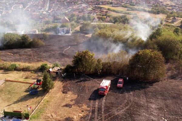 Bukti požar u Čačku: Vatra se širi u blizini porodičnih kuća, dim prekrio naselje (FOTO)