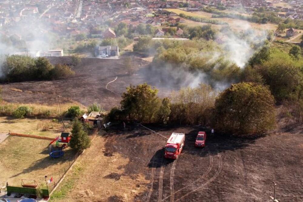 Bukti požar u Čačku: Vatra se širi u blizini porodičnih kuća, dim prekrio naselje (FOTO)