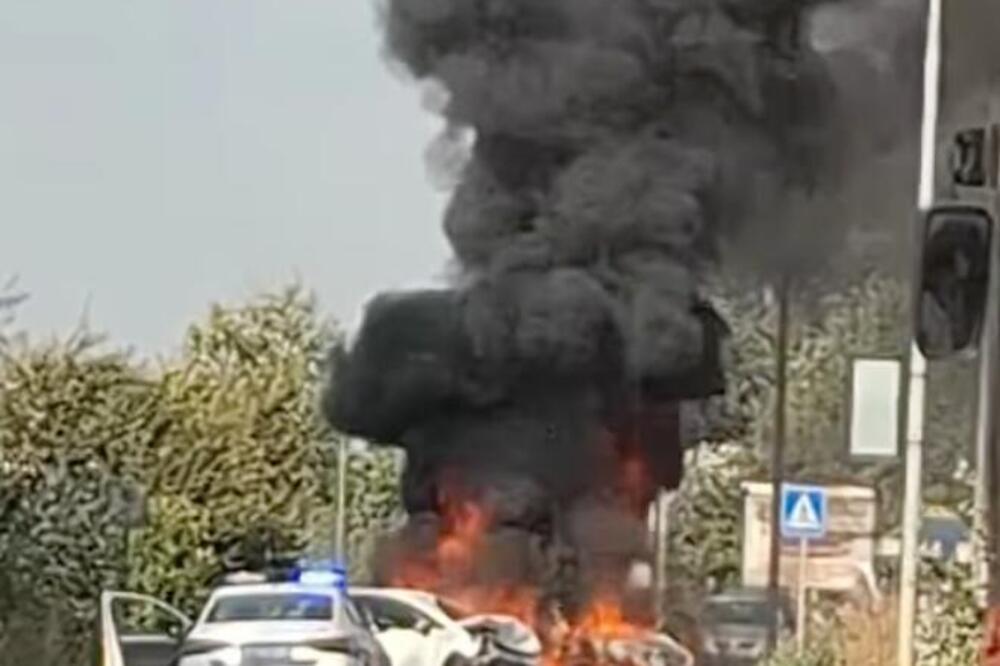 Snimak stravičnog udesa na ulazu u Pančevo! Vatra progutala dva vozila, Hitna sjurila na lice mesta (VIDEO)