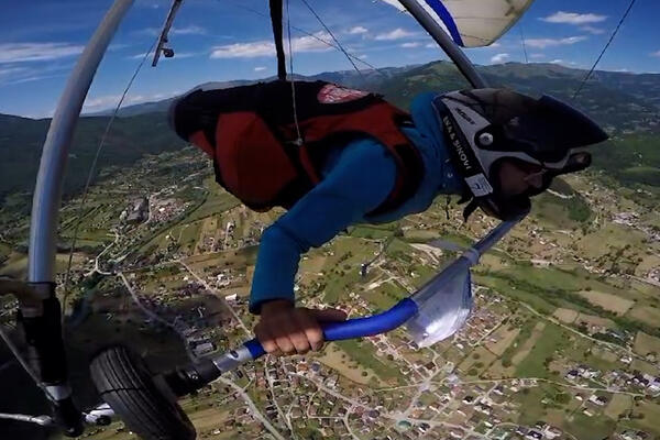 Esat je jedini zmajar u Srbiji: Novopazarski čovek ptica sam pravi svoje improvizovane zmajeve i osvaja nebo (FOTO)