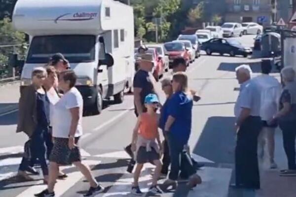 Građani turistima blokirali put do plaže: Porede ih sa "Bitlsima", evo i zašto - neverica! (VIDEO)