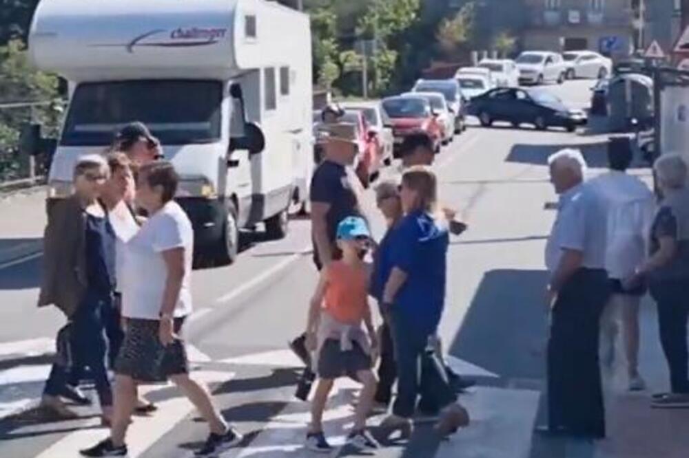 Građani turistima blokirali put do plaže: Porede ih sa "Bitlsima", evo i zašto - neverica! (VIDEO)