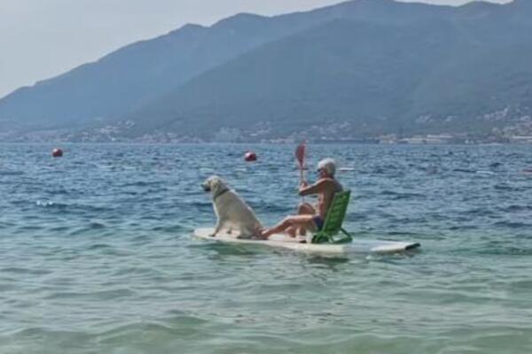 E, ovo je uživanje! Deka seo na dasku za surf, pa poveo i najboljeg druga - neverovatan prizor iz Tivta (VIDEO)