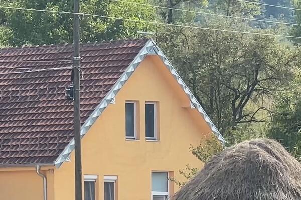 Ovo je kuća u kojoj se desio strašan zločin u Novom Pazaru: Muškarac ubio suprugu, pa izvršio samoubistvo (FOTO)