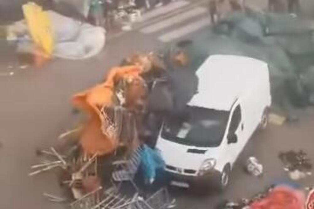 Odjednom se naoblačilo i počelo da pljušti! Snažno nevreme prekinulo vašar u Aleksincu, strašne scene (VIDEO)