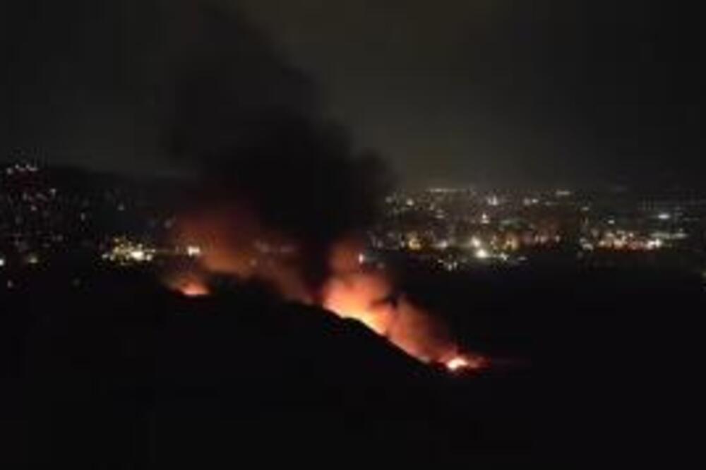 Veliki požar u Višnjičkoj banji! Gust dim nadvio se nad ovim delom grada, meštani se žale na užasan smrad (VIDEO)