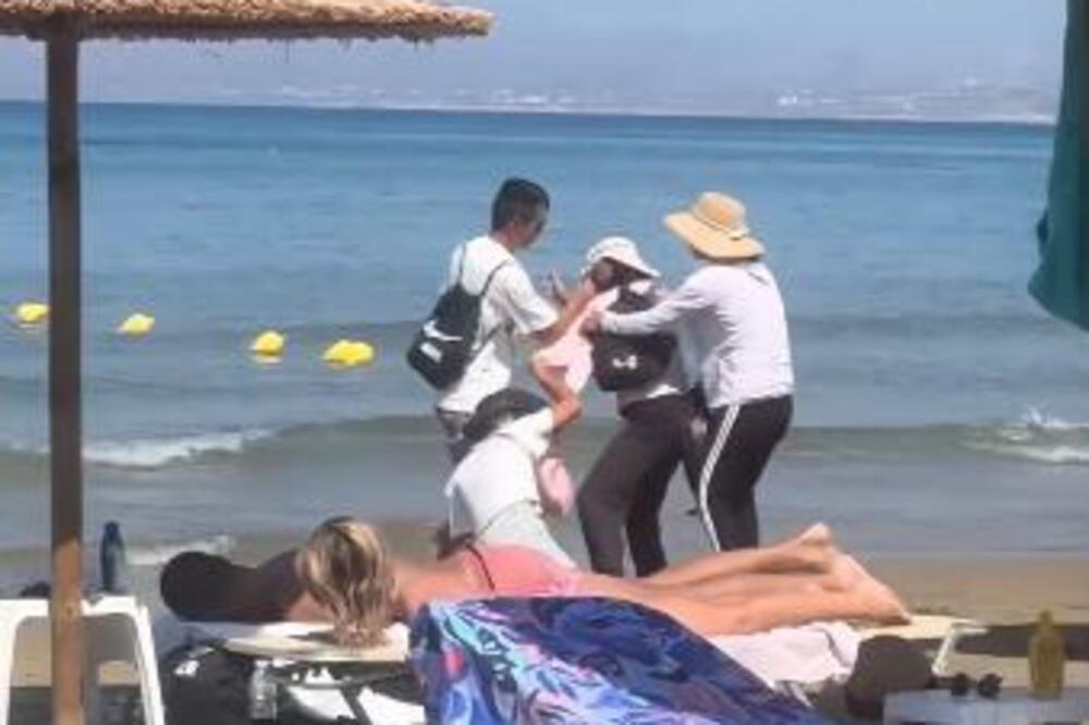 Brutalna makljaža maserki na plaži, pesnice letele na sve strane: Tuča kakva nije viđena, zanemećete (VIDEO)