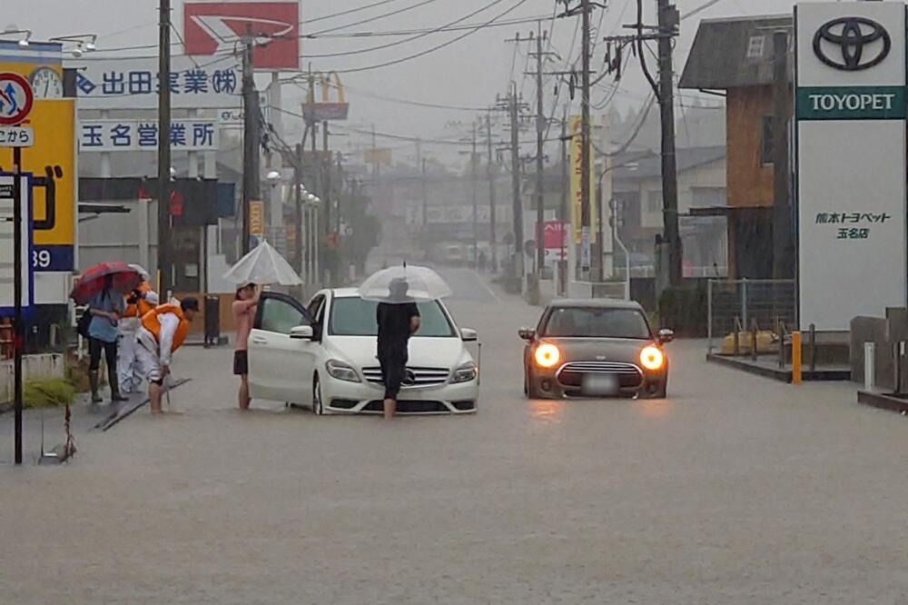 Dramatični snimci iz Japana, tajfun razorio zemlju: Građani i danas pozvani na oprez, ima poginulih! (VIDEO)