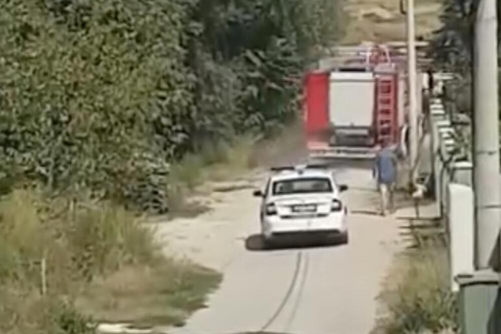 Požar u Kaluđerici, veliki broj vatrogasaca na terenu: "Ugroženo na desetine kuća" (VIDEO)