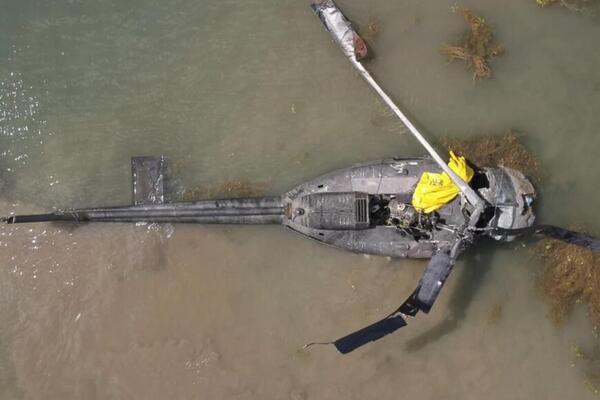 Ovako izgleda helikopter Oružanih snaga BiH nakon izvlačenja! Zakačio žicu dalekovoda, pa pao u jezero (VIDEO)