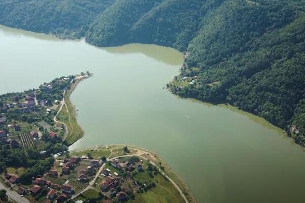 Septembar je idealan da obiđete ovo jezero u Srbiji: U obliku je zmaja, a njegove boje na jesen oduzimaju dah