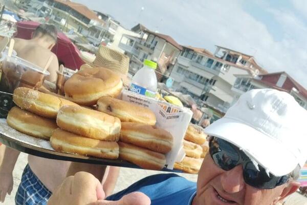 Srpkinja se u Grčkoj fotografisala sa najstarijim prodavcem krofni: Čika Lazu svi vole, a on već 17 godina... FOTO