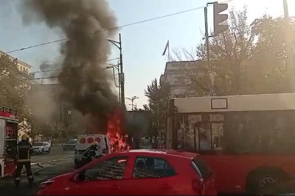 Požar u centru Beograd! Zapalio se kombi sa novcem u kneza Miloša, vatrogasci jedva obuzdali vatru (VIDEO)