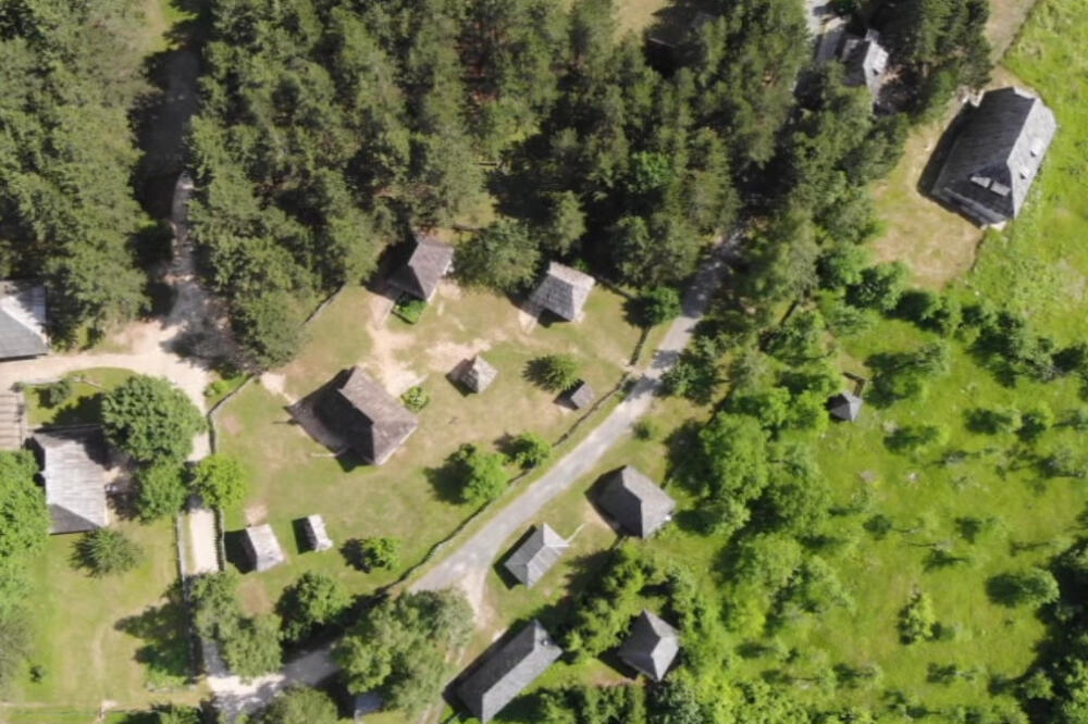 Ova srpska lepotica obara sve rekorde: Mnogi nisu zadovoljni cenama, ali turisti joj se iznova vraćaju (FOTO)