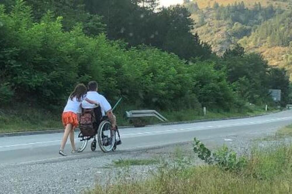 Devojčica gura oca u kolicima, a niko ne staje... Onda se pojavio srpski trener i promenio im život jednim gestom