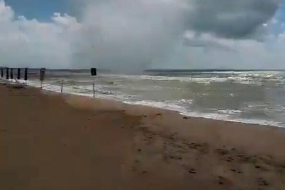 Snažna oluja paralisala Italiju: Apokaliptične scene širom zemlje, nestao jedan čovek, a pijavica nosi sve (VIDEO)