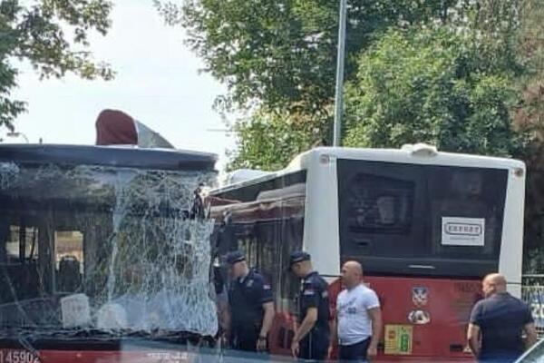 Prednji deo gradskog autobusa skroz uništen: Prva slika sa mesta nesreće u Belim vodama (FOTO)