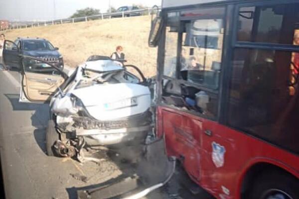 Stravičan udes na Obrenovačkom putu: Sudarili se autobus i auto, dvoje dece hitno prevezeno u bolnicu (FOTO)