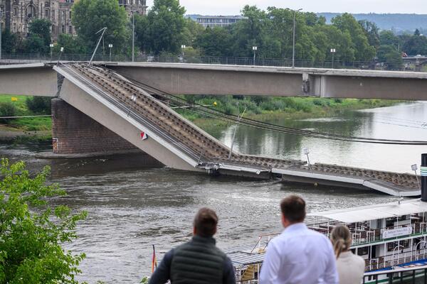 Jedan od najvažnijih mostova završio u reci, ljude probudila ogromna eksplozija: Haos u Drezdenu (FOTO)