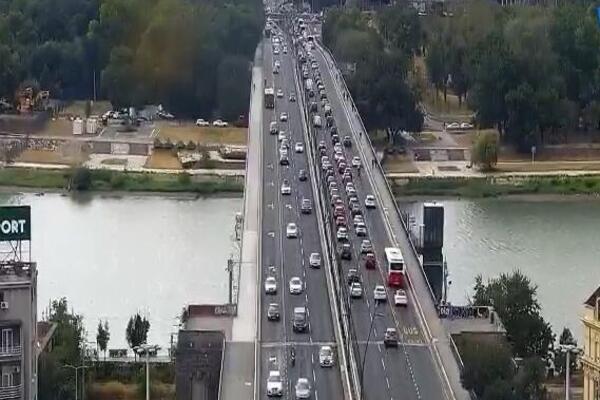 Špic počeo u suprotnom smeru?! Kolaps na Brakovom postu, ali ka Ušću - vozila se jedva miču (FOTO)