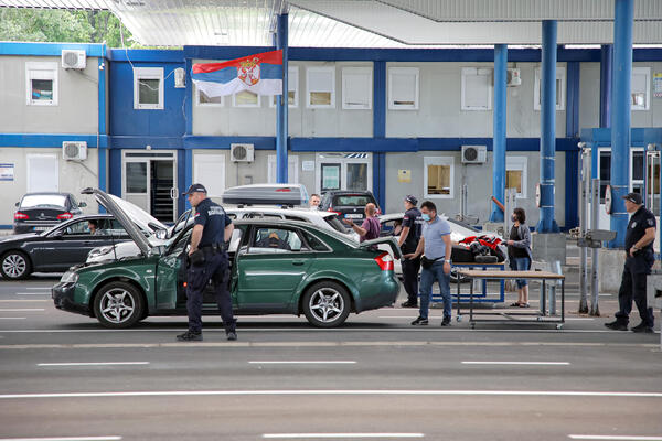 AMSS: Zadržavanja na graničnim prelazima i upozorenje zbog magle i klizavih puteva