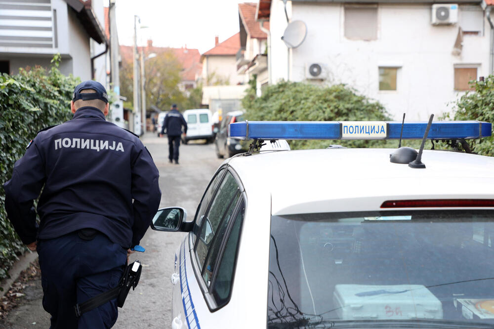 Dojava o postavljenoj bombi u Osmoj beogradskoj gimnaziji: Svi napustili školu, čeka se policija!