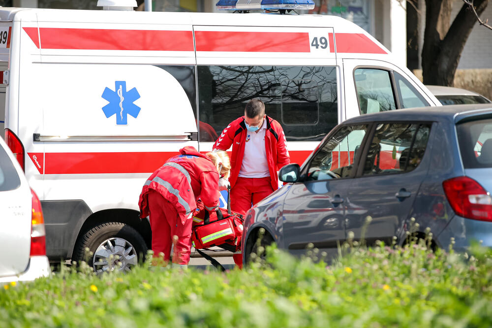 Otkriveno kako se povredio tinejdžer kod beogradske škole: Zadobio posekotine po licu, stomaku i obe ruke!