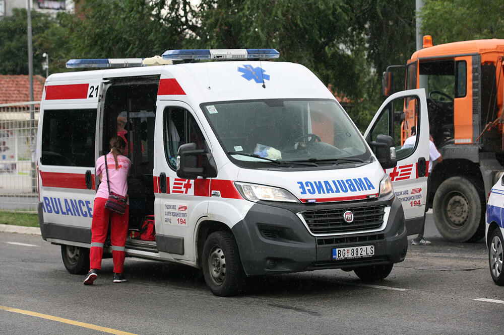 U jezivoj nesreči kod Bačkog Petrovca povređena i deca: Vatrogasci sekli vozilo da izvuku putnike! (FOTO)