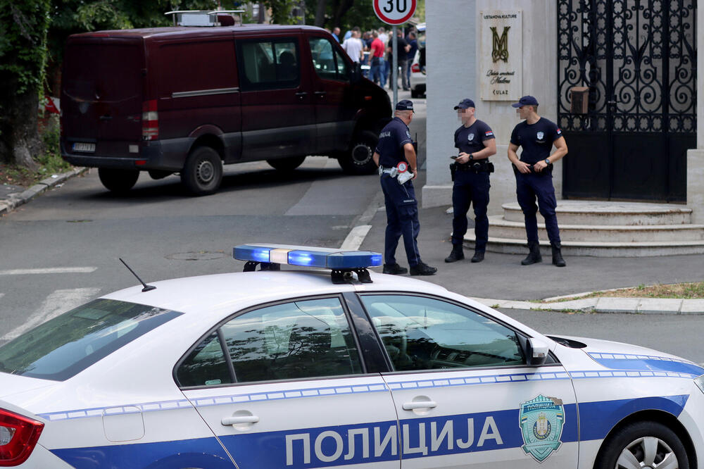 Drama u Beogradu: Hteli da zakopaju torbu sa oružjem u restoranu, uhapšene dve osobe!